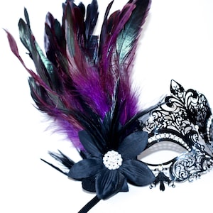 Masque de mascarade, masque de mascarade avec fleur, pierre précieuse blanche et plumes violettes, masque en métal découpé au laser cristaux noirs et blancs