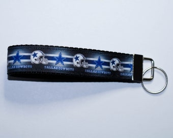 Llavero con diseño de fútbol de los Dallas Cowboys, accesorio para llavero con cinta en la muñeca, regalo por menos de 5 dólares, canasta de regalo de San Valentín