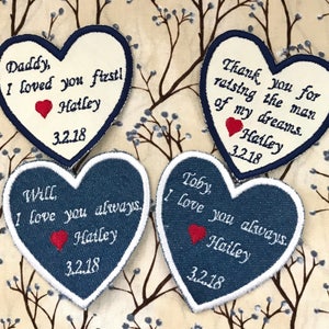 Può includere: Quattro toppe a forma di cuore con cuciture bianche attorno ai bordi. Le toppe sono realizzate in denim e tessuto bianco. Le toppe hanno messaggi ricamati, tra cui "Daddy, I loved you first! Hailey 3.2.18", "Will, I love you always. Hailey 3.2.18", "Thank you for raising the man of my dreams. Hailey 3.2.18", e "Toby, I love you always. Hailey 3.2.18".