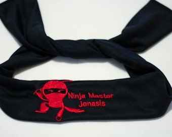 Puede incluir: Diadema negra con diseño de ninja bordado en rojo y el texto "Ninja Master Jonasls".