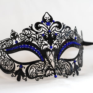 Masque de mascarade noir, masque de mascarade en métal découpé au laser avec pierres précieuses bleu royal, bal masqué