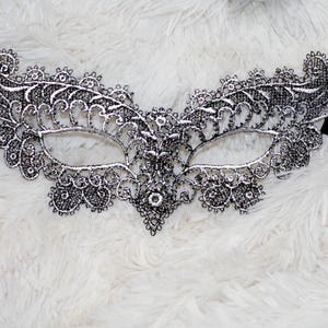 Máscara de baile de máscaras, baile de máscaras de renda prata com máscara preta, prata metálica com máscara preta perfeita para festas de baile de máscaras