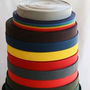 Puede incluir: Una pila de correas de tejido de colores en varios anchos. Las correas est&aacute;n dispuestas en un patr&oacute;n graduado, con la correa m&aacute;s ancha en la parte inferior y la m&aacute;s estrecha en la parte superior. Las correas est&aacute;n hechas de un material tejido duradero y est&aacute;n disponibles en una variedad de colores.