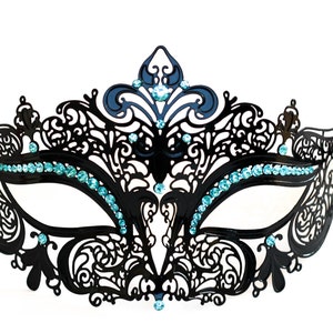 Masque de mascarade en métal noir découpé au laser avec des pierres précieuses bleu clair, idéal pour les bals masqués et les mariages