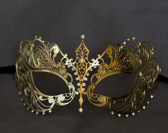 Gouden maskerademasker. Metalen maskerademasker van kant. bruiloft maskerademasker