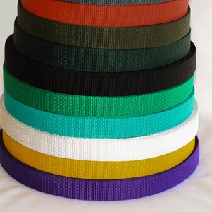 Puede incluir: Una pila de correas de tejido de colores en varios colores, incluyendo morado, amarillo, blanco, turquesa, verde, negro, verde oscuro y rojo.