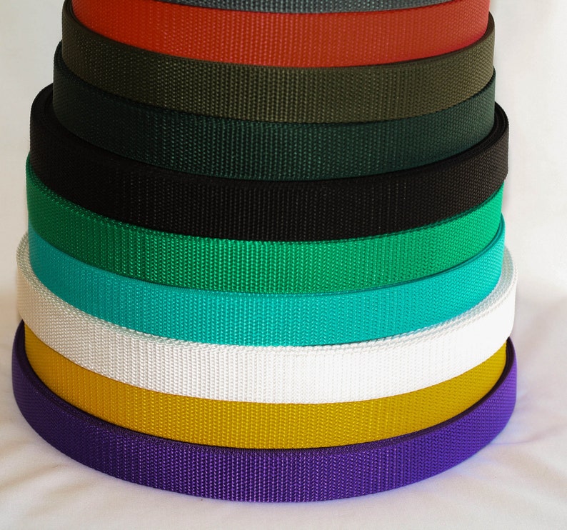Puede incluir: Una pila de correas de tejido de colores en varios colores, incluyendo morado, amarillo, blanco, turquesa, verde, negro, verde oscuro y rojo.