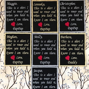Könnte beinhalten: Sieben gestickte schwarze und weiße Patches mit gelbem Rand. Jeder Patch hat einen anderen Namen und eine andere Botschaft. Die Botschaft lautet "This is a shirt I used to wear and when you hold it, know I am there. Love, [Name]" Die Namen sind Maggie, Lenneke, Christopher, Meghan, Molly, Barbara und Jacque.