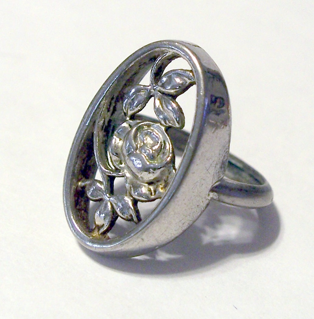 Vintage AVON Silver Tone Ring Rose and Leaves Design Oval Shape