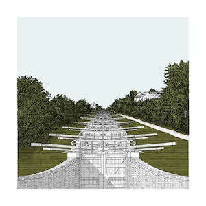 Puede incluir: Una ilustración en blanco y negro de un sistema de esclusas de canal con múltiples puertas. Las puertas están cerradas y el canal está vacío. La ilustración está sobre un fondo azul claro con árboles verdes a cada lado.