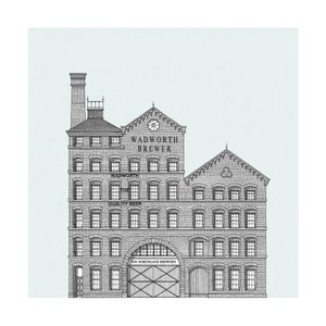 Puede incluir: Una ilustración en blanco y negro de un edificio de ladrillo con el texto "Wadworth Brewer" sobre la entrada. El edificio tiene muchas ventanas y una gran puerta arqueada con el texto "The Northgate Brewery" encima.