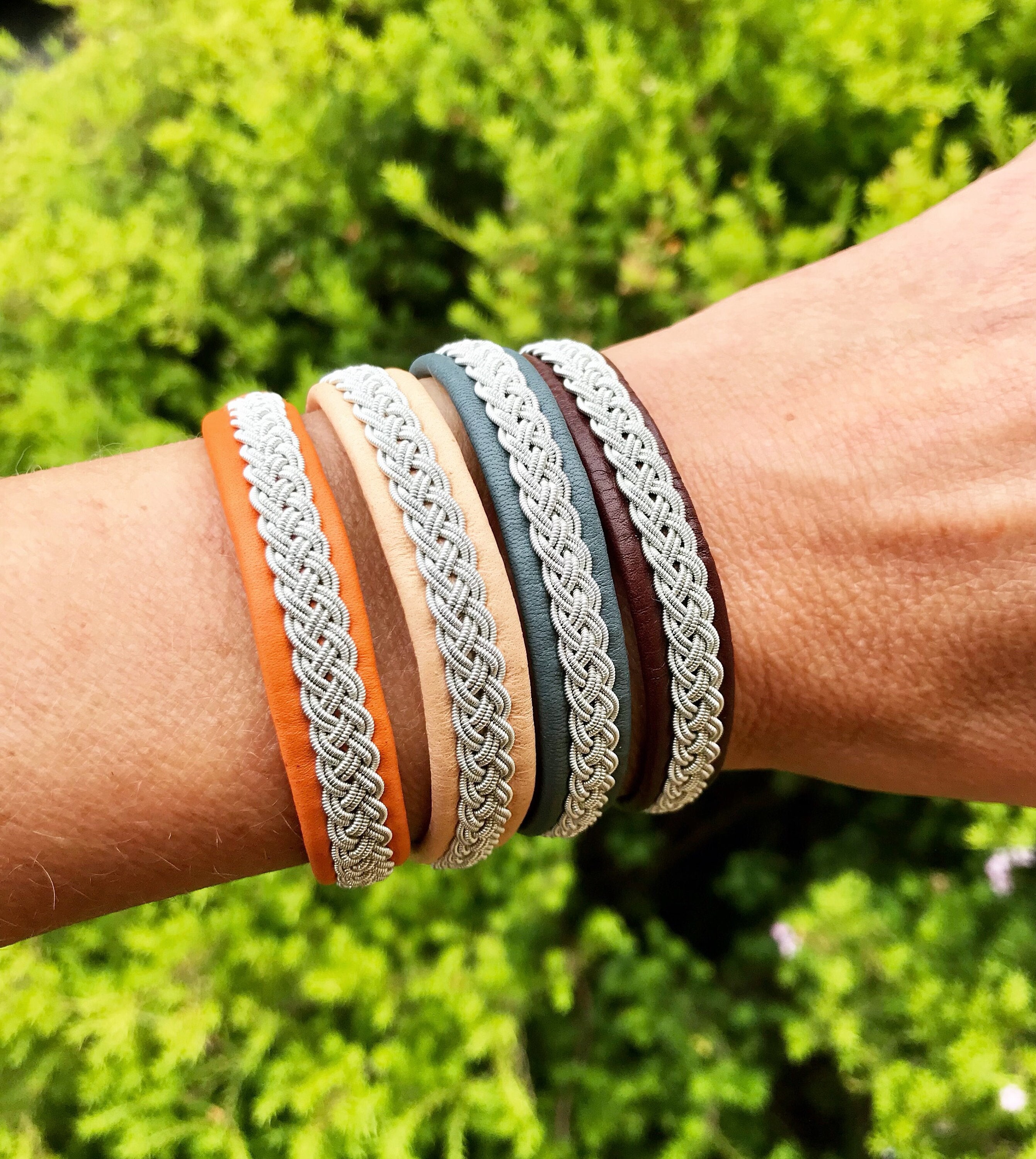 Bracelet traditionnel en cuir de renne sami avec tresse en etain et en argent. Un design nordique fabrique sur commande. Un seul bracelet par annonce coute. Etsy France