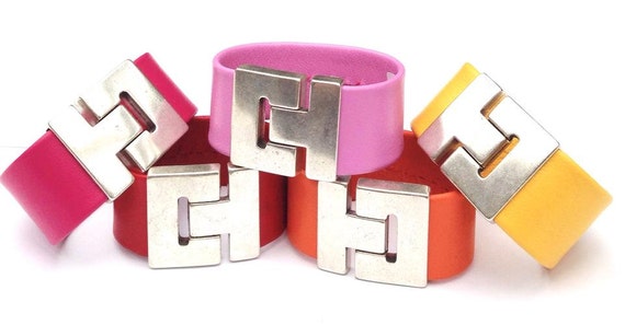 Wide Scandinavian cuff with magnetic clasp in bright reindeer leather.