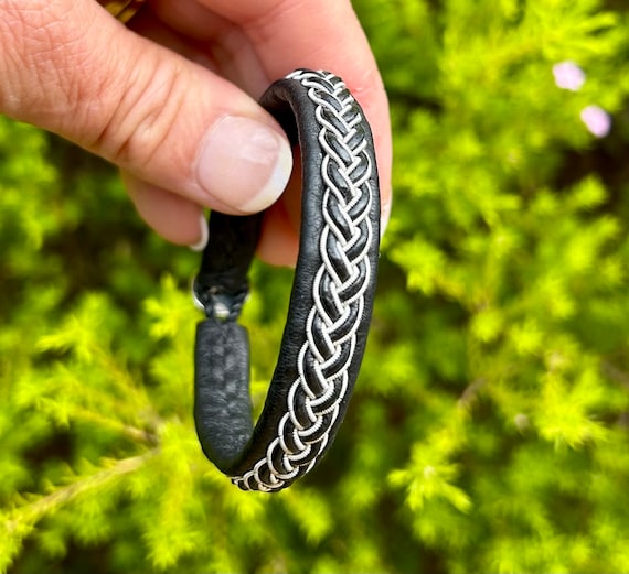 Traditional Sami men’s reindeer leather bracelet with pewter, silver and leather braid. Unisex bracelet.