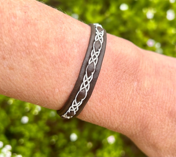 Lapland unisex Sami leather bracelet. Handmade men’s and women’s leather accessories, made to order.