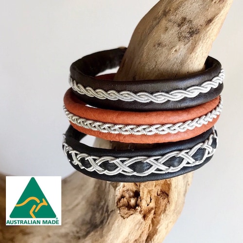 ピューター編みの伝統的なサーミのトナカイ革ブレスレット。ラップ