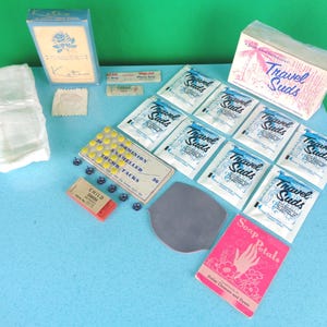 Vintage Retro Kelton Kotex Dominion Petals Reise Wäsche Schaum Pulver Box Seife Waschmittel Pad Emaille Reißnägel 1950er 1960er Jahre Mid Century Geschenk
