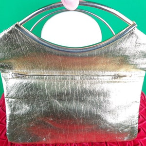 Bolso de mano vintage retro de lamé dorado metálico con asa superior, de vinilo de mediados de siglo, de los años 50 y 60, accesorio formal para bodas, fiestas y veladas