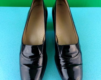 Vintage Black Patent Leather Mary Jane Pumps - 60s-70s Retro Shoes (Size 8 1/2)