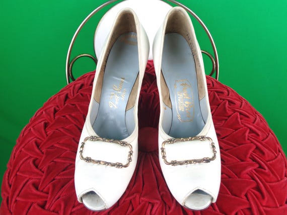 Vintage Retro White Leather Pumps Shoes Heels Footwear 1940s 1950s Mid Century Size CAN US 6 Wedding Party Formal Evening Gift Accessories