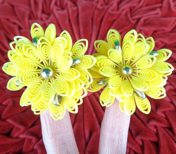 Vintage Retro Plastic Flower Clip On Earrings Costume Jewelry 1950s 60s Mid Century LG Yellow Wedding Party Evening Formal Gift Accessories