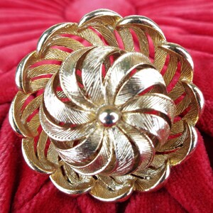 Broche floral vintage retro dorado en 4D, joyería de los años 50 y 60, adorno decorativo de mediados de siglo, accesorio para bodas, fiestas de noche y regalos.