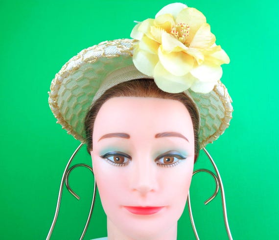 Vintage Retro Straw Sun Skull Capulet Millarny Hat 1940s 1950s Mid Century Floral Ivory Yellow Rose Brim Wedding Party Formal Evening Gift