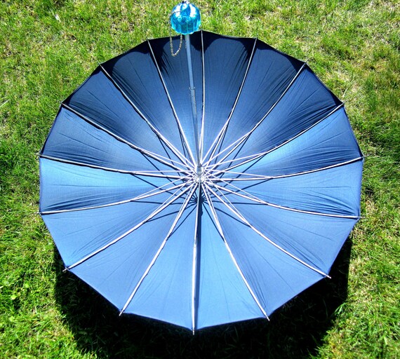Vintage Retro Umbrella Parasol Canopy Rain Sun Accessorie 1950s 1960s Mid Century Navy Blue Nylon Wedding Party Formal Evening Gift Compact
