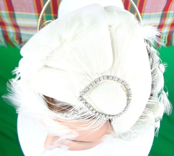 Vintage Retro Accessorie Mini Half Fascinator Clamp Hat Capulet 1940s 1950s White Feather Wool Mid Century Wedding Formal Evening Gift