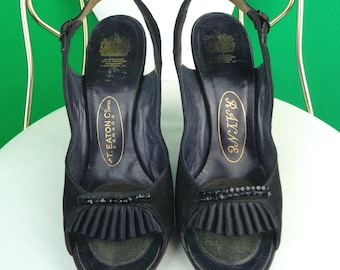 Czarne zamszowe czółenka z paskiem na pięcie w stylu vintage: zdobione koralikami obcasy z lat 40. i 50. XX wieku, rozmiar US 5,5, buty Eaton's z połowy XX wieku