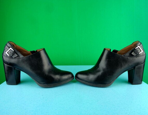 Vintage Retro Clarks Artisan Black Leather Zip Ankle Booties Pumps Shoes Footwear Size 7 Wedding Party Evening Formal Casual Gift Accessory