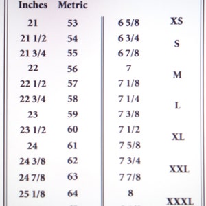 Peut inclure: Un tableau de conversion des tailles de chapeaux en noir et blanc avec des colonnes pour la taille de la t&ecirc;te en pouces et en m&eacute;trique, et la taille du chapeau en formats num&eacute;riques et lettres de XS &agrave; XXXL, de 21 &agrave; 25 1/2 pouces et 53 &agrave; 65 cm.
