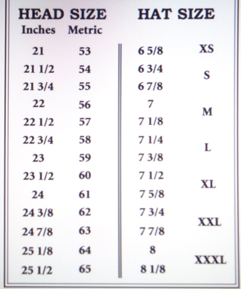 Peut inclure: Un tableau de conversion des tailles de chapeaux en noir et blanc avec des colonnes pour la taille de la t&ecirc;te en pouces et en m&eacute;trique, et la taille du chapeau en formats num&eacute;riques et lettres de XS &agrave; XXXL, de 21 &agrave; 25 1/2 pouces et 53 &agrave; 65 cm.