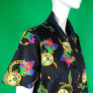 Koszulka polo z grafiką w stylu vintage z lat 80. i 90.: zegarek na łańcuszku, nadruk kwiatowy, Rhino Cero, zapinana na guziki, pulower