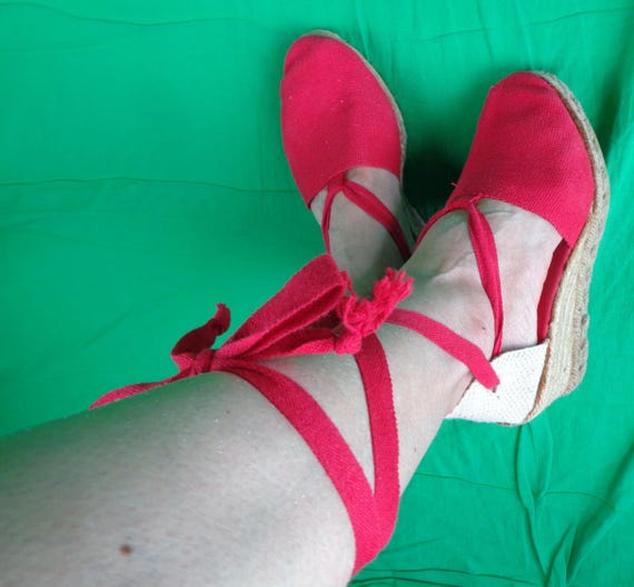 Vintage Retro Y2K Sandals Wedge Shoes Footwear Pumps Stack Elevate Heels 36 Euro CAN US 5 1/2 Red Tie Canvas Braid Wedding Party Gift