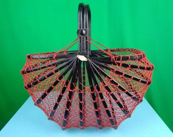 Bolso de mano plegable de mimbre de bambú japonés vintage de los años 50.