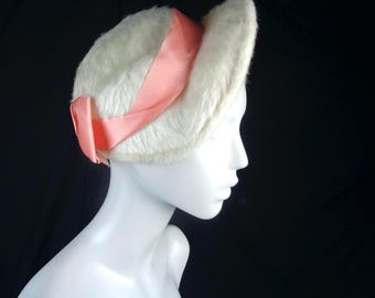Chapeau capulet blanc unique en fausse fourrure vintage : accessoire de mode du milieu du siècle avec bonnet inclinable des années 1950