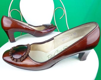 Zapatos de tacón vintage de charol de la Cruz Roja: Tacones de mediados de siglo de los años 50-60, talla 7.
