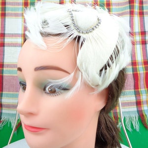 Vintage rétro plume blanche Mini demi bibi pince chapeau Capulet des années 1940 des années 1950 milieu du siècle Couronne Base fête de mariage cadeau de soirée formelle