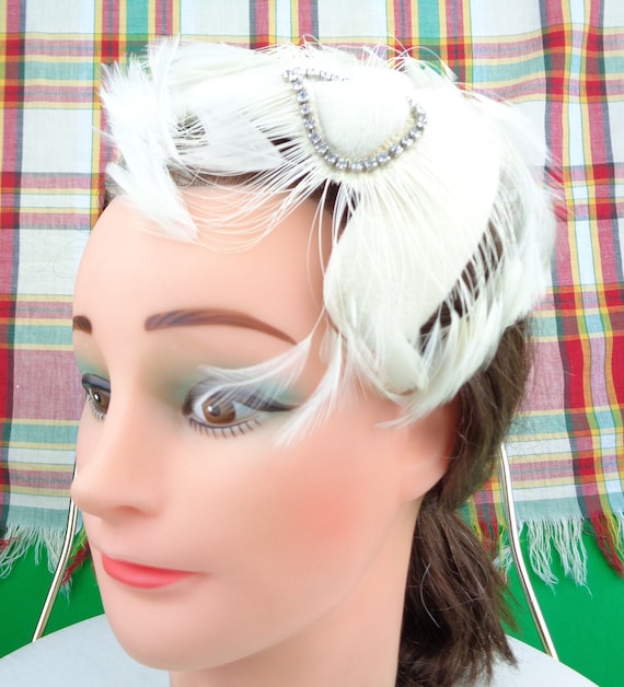 Vintage Retro White Feather Mini Half Fascinator Clamp Hat Capulet 1940s 1950s Mid Century Crown Base Wedding Party Formal Evening Gift