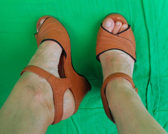 Vintage Retro Platforms Wedges Sandals Shoes Pumps Footwear 1960s 70s Strappy Peep Toe CA US 6 Stake Chunky Heels Wedding Party Evening Gift