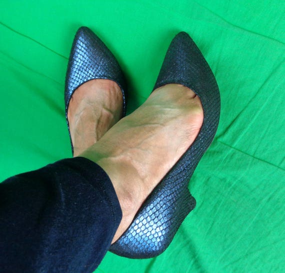 Vintage Retro David Dixon Pumps Shoes Footwear Navy Indigo Blue Scale Metallic Kitten Heels CA 6 Wedding Party Evening Formal Casual Gift