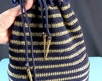 Vintage Cord-Handgelenktasche: Gestreifte Clutch aus den 1940er Jahren – ein einzigartiges Accessoire für Abendveranstaltungen, Partys und Hochzeiten.