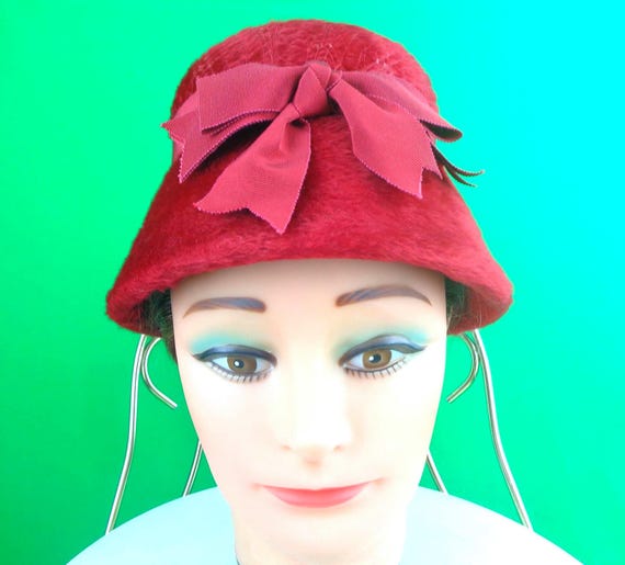 Vintage Ruby Red Bucket Hat - Boutique New York Montreal - 1950s-60s Capulet Mid Century Gift Splendide Fisher