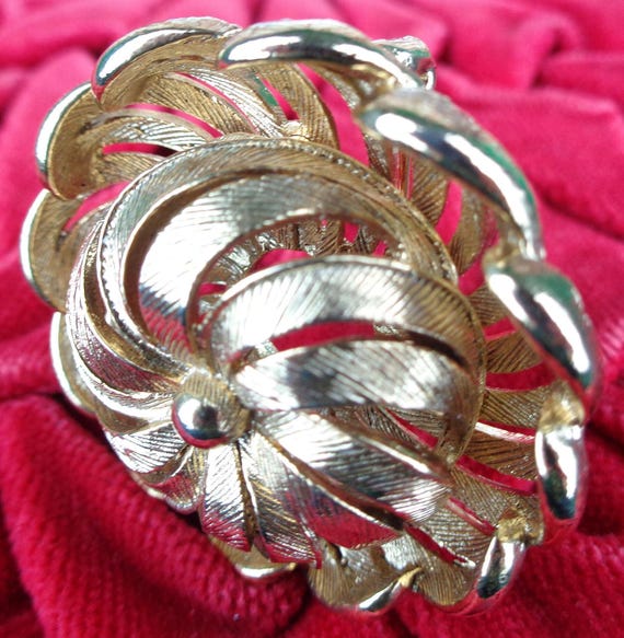 Vintage Retro Decorative 3D Brooch Pin Jewelry Accessorie 1950s 60s Mid Century Floral Gold Embellishment Estate Wedding Formal Party Gift