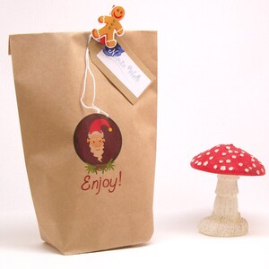 Set sacchetto regalo gnomo Borsa Enjoy in carta kraft con cordoncino rosso e bianco ed etichetta regalo in carta