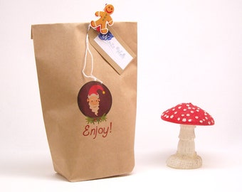 Set Geschenktüte Wichtel Enjoy Tüte aus Kraftpapier mit Kordel in rot-weiß und Geschenkanhänger aus Papier