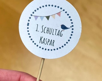 Set 6 Cupcake Topper 1. Schultag personalisiert mit individuellem Namen bunter Wimpelkette und einem Vogel in rosa oder blau