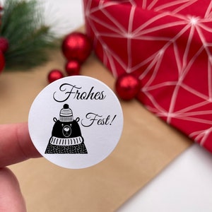 Adesivo di carta fai da te Buone Feste con un tenero orsetto bianco e nero rotondo di 4 cm
