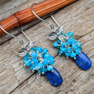 Lapis lazuli en blauwe opaal clusteroorbellen, watervaloorbellen, oorbellen met meerdere stenen, blauwe edelsteenoorbellen, drop oorbellen, statement oorbellen